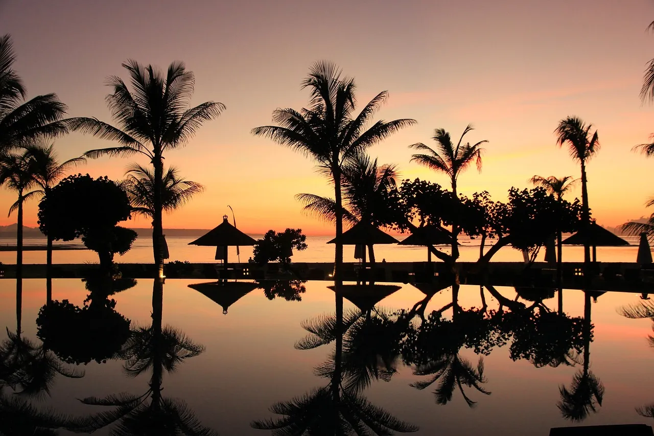 Luxury Service and Social Energy: Choosing Between Resorts and Hostels in Bali